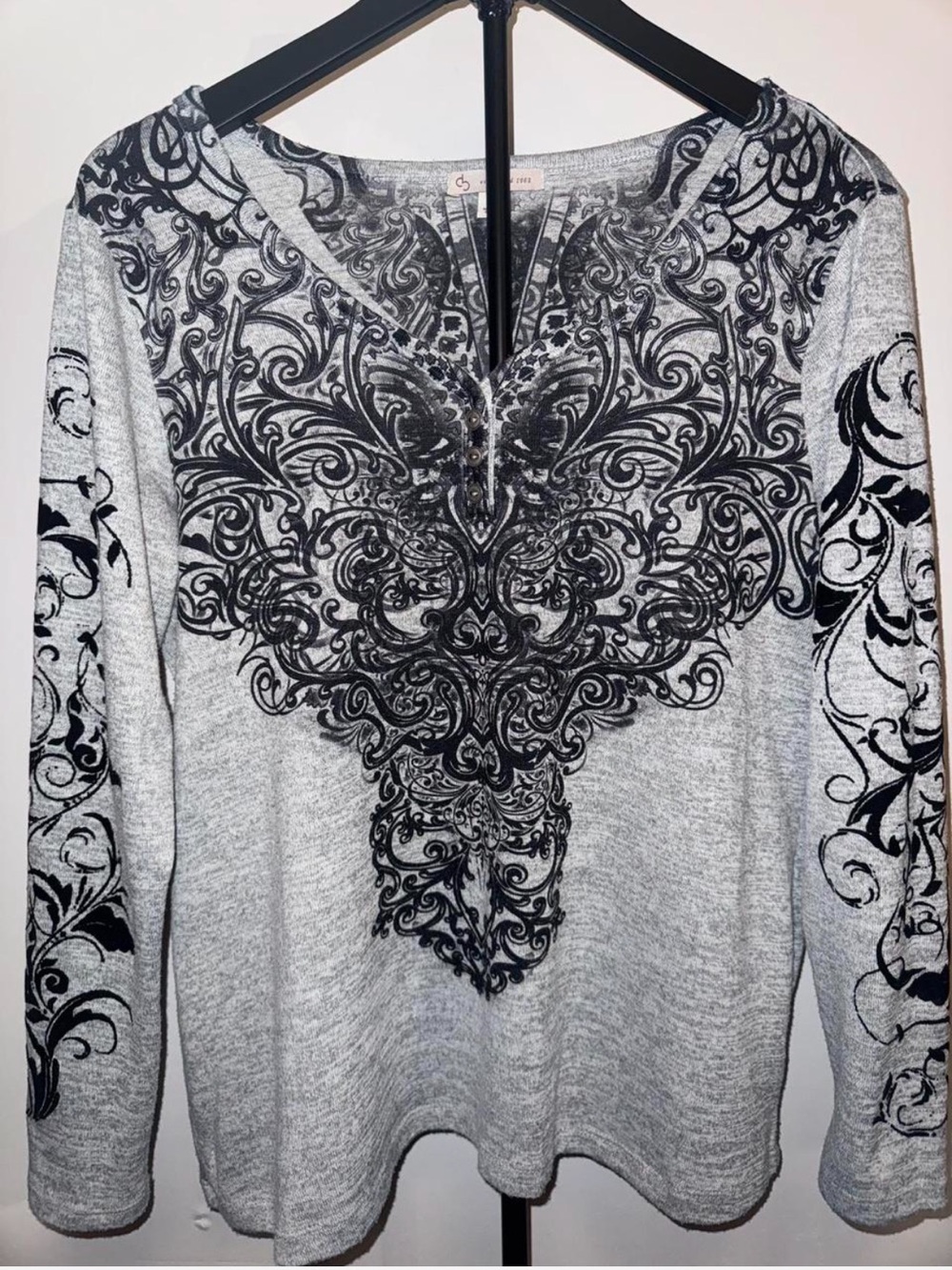 Women's Light Gray Long-Sleeve V-Neck Top with Black Ornamental Print